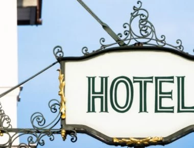 Στο «σφυρί» θρυλικό ξενοδοχείο - Εχει φιλοξενήσει Τσόρτσιλ, Μαντέλα, Σιράκ (φώτο-βίντεο)